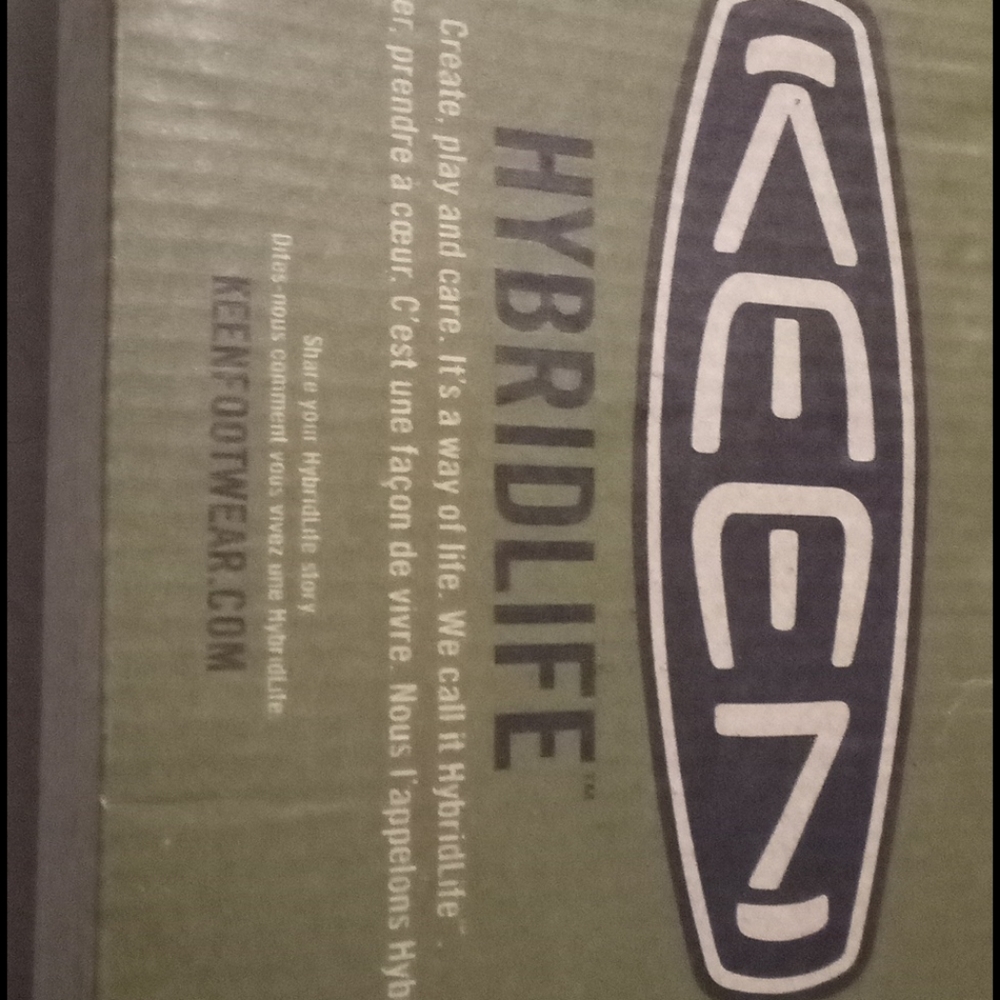 A pair of keen Hybrid life shoes